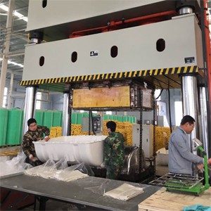 1500噸玻瓈鋼化糞池成型液壓機